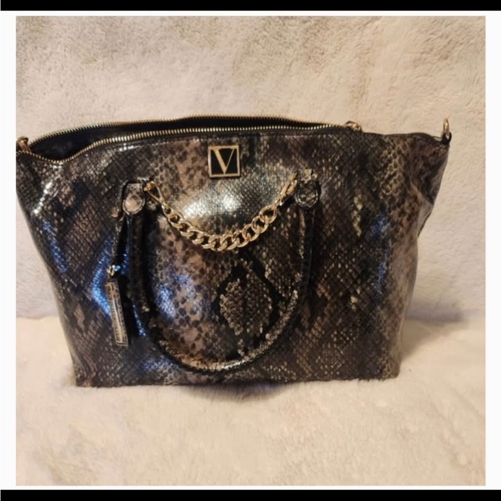 Sleek Black Shoulder Bag with Timeless Elegance